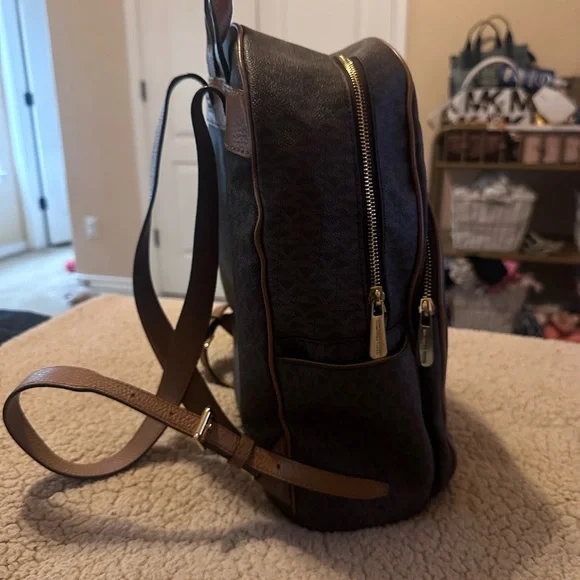 MICHAEL Michael Kors Abbey Medium Signature Backpack - Picture 2 of 4